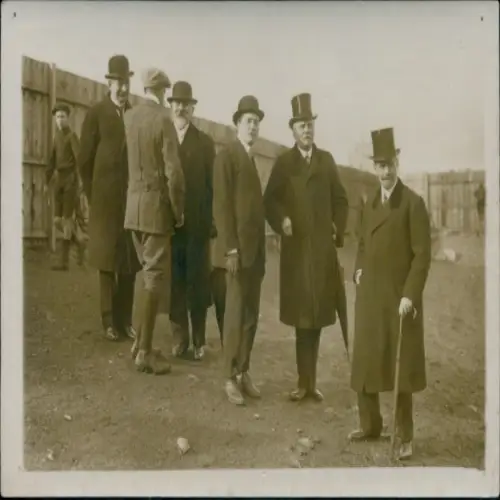 Foto Paris, M. Galli, Président du Conseil Municipal, visitant l'Ecole Normale de Jeux