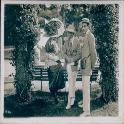 Foto Mode in Frankreich, Frau mit Sonnenschirm, Männer in Anzügen