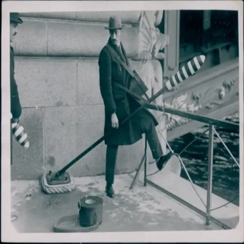 Foto Paris VII., Pont Alexandre, Les Essais d'une Nouvelle Bouse Fusee