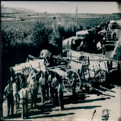Foto Frankreich, Demonstration der Winzer 1953, Straßensperre bei Montpellier
