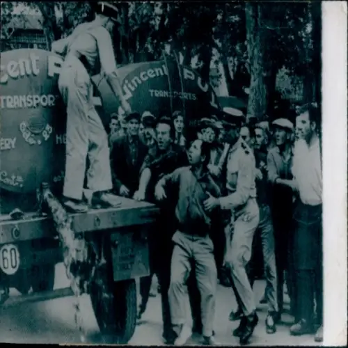 Foto Perpignan Pyrénées Orientales, Demonstration der Winzer 1963, Wein-Lieferung aus Algerien