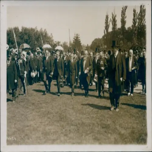 Foto Französischer Präsident Fallières mit Begleitern auf der Pferderennbahn von Caen, 1911