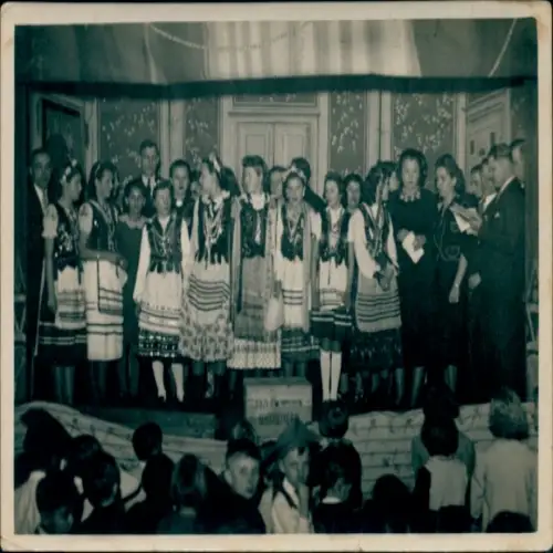 Foto Mädchen in Volkstrachten, Bühne, Auftritt