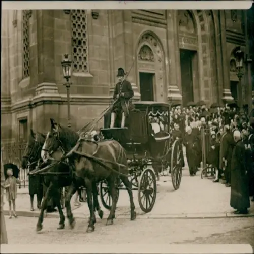 Foto Paris, Kirche, Kutsche, Menschenansammlung, 1929