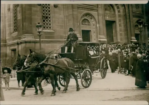 Foto Paris, Kirche, Kutsche, Menschenansammlung, 1929