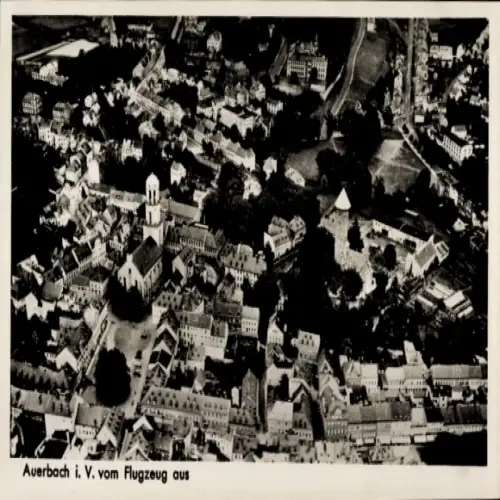 Ak Auerbach im Vogtland, Luftaufnahme von Auerbach, Stadtansicht, Kirchen, Gebäude