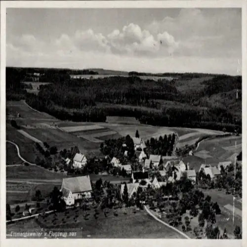Ak Ettmannsweiler Simmersfeld im Schwarzwald, Luftaufnahme von  ländliche Umgebung, Wolken