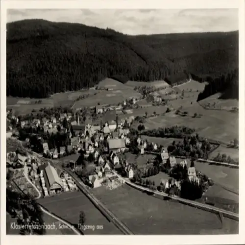 Ak Klosterreichenbach Baiersbronn im Schwarzwald, Luftaufnahme, kleines Dorf, Wald, Felder
