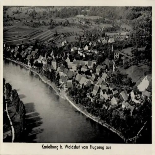 Ak Kadelburg Küssaberg Baden Württemberg, Luftaufnahme von Kadelburg, Häuser am Fluss, sanfte Hüg