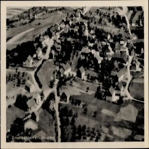 Ak Schwarzenbach an der Saale Oberfranken, Luftaufnahme von  viele Häuser, ländliche Umgebung