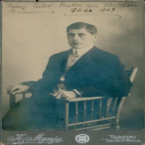Kabinett Foto Tsingtau Deutsch-China, Junger Mann, Sitzportrait, 1909, Fotograf K. Menju