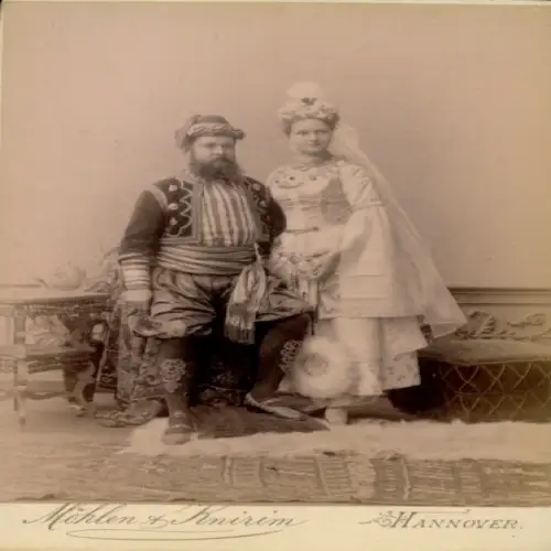 Kabinett Foto Paar in historischen Kostümen, Fotograf Möhlen & Knirim, Hannover, Georgsplatz