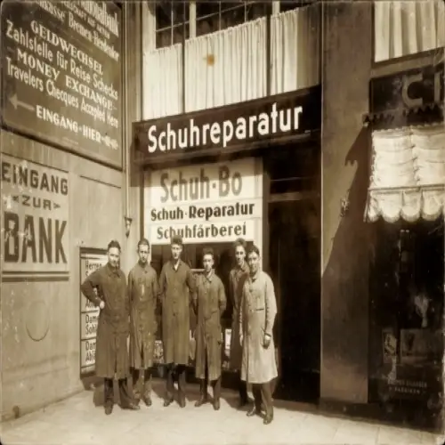 Foto Ak Hansestadt Bremen, Schuhreparatur, Schuh-Bo, Schuhmacher, Gruppenbild, Fassadenreklame