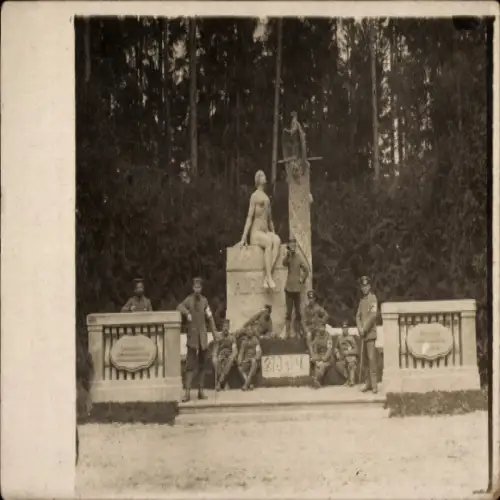 Foto Ak Tschernjachowsk Insterburg Ostpreußen, Denkmal, deutsche Sanitäter in Uniform