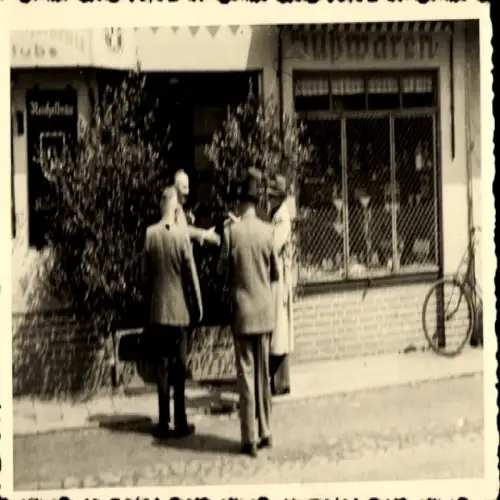 Foto Ak Querum Braunschweig, Kulmbacher Bierstuben, Männer, Süßwaren-Geschäft