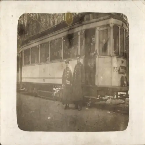 Foto Ak Braunschweig, Straßenbahn Wagen 155, Schaffner in Uniform, Schaffnerin