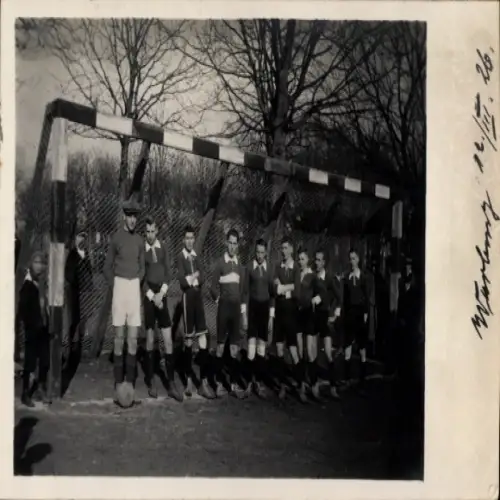 Ak Warburg in Westfalen, Fußballmannschaft, Gruppenbild vor dem Tor