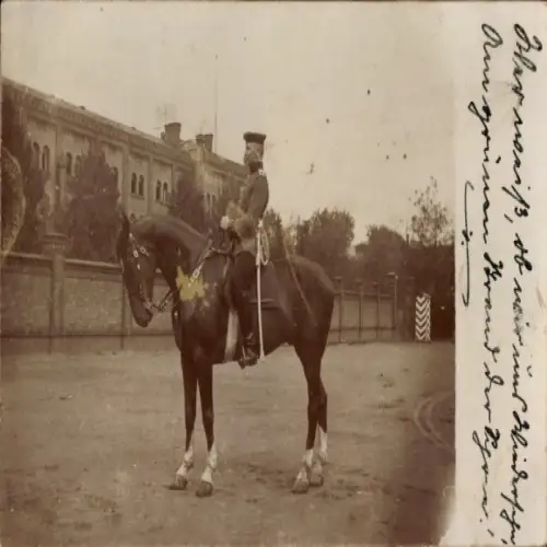 Foto Ak Berlin, Deutscher Soldat in Uniform auf einem Pferd, Kasernengebäude