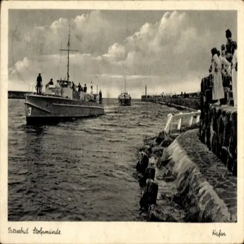 Ak Ustka Stolpmünde Pommern, Hafen, Schiffe bei der Einfahrt