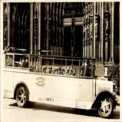Foto Ak Köln am Rhein, Bus von Dahmen's Auto-Rundfahrt vor dem Dom, Fahrgäste, 1932