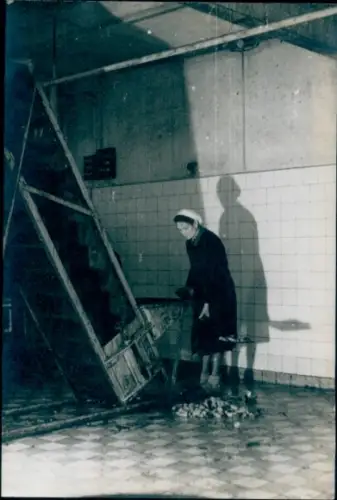 Foto Konservenfabrik Carl Schäfer Potsdam, Waisenstr. 48, heute Dortustr., Arbeiterin, Maschine