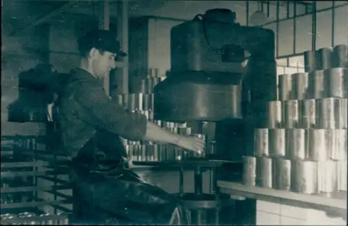 Foto Konservenfabrik Carl Schäfer Potsdam, Waisenstr. 48, heute Dortustr., Arbeiter, Abfüllmaschine