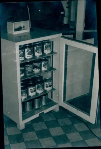 Foto Konservenfabrik Carl Schäfer Potsdam, Waisenstr. 48, heute Dortustr., Schrank, Konserven