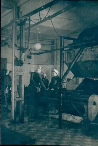 Foto Konservenfabrik Carl Schäfer Potsdam, Waisenstr. 48, heute Dortustr., Arbeiterinnen, Maschine