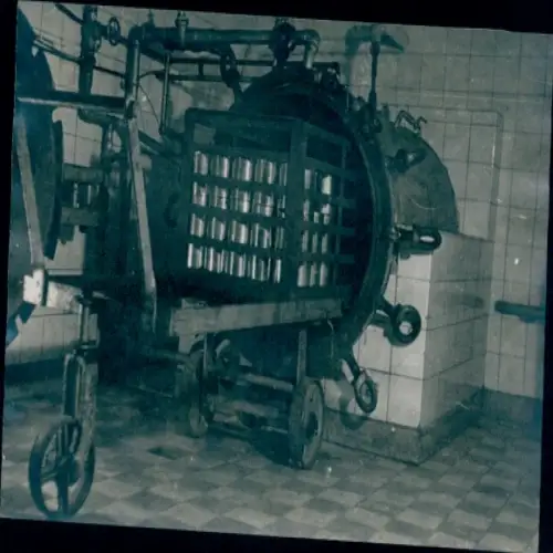 Foto Konservenfabrik Carl Schäfer Potsdam, Waisenstr. 48, heute Dortustr., Wagen mit Dosen, Kessel
