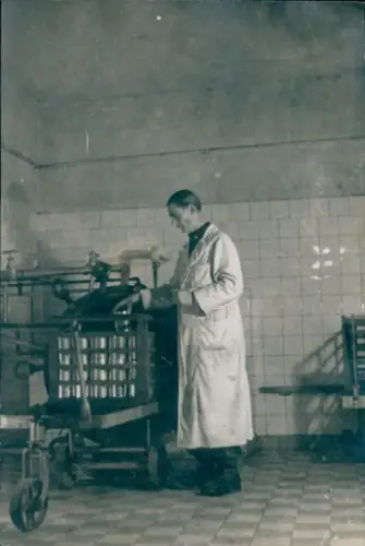 Foto Konservenfabrik Carl Schäfer Potsdam, Waisenstr. 48, Dortustr., Arbeiter im Kittel prüft Dosen