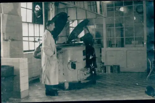 Foto Konservenfabrik Carl Schäfer Potsdam, Waisenstr. 48, Arbeiterin, Kessel, Mann im Kittel
