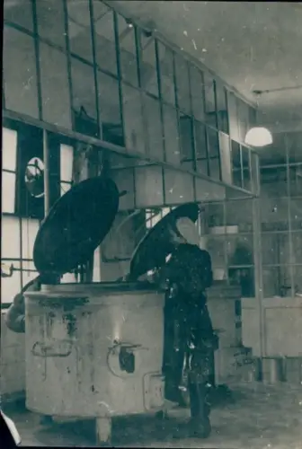 Foto Konservenfabrik Carl Schäfer Potsdam, Waisenstr. 48, Dortustr., Arbeiterin, Kessel