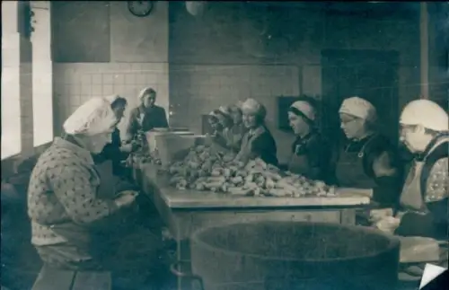Foto Konservenfabrik Carl Schäfer Potsdam, Waisenstr. 48, Dortustr., Arbeiterinnen schälen Gemüse