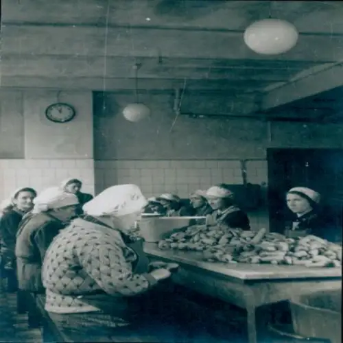 Foto Konservenfabrik Carl Schäfer Potsdam, Waisenstr. 48, Dortustr., Arbeiterinnen schälen Gemüse