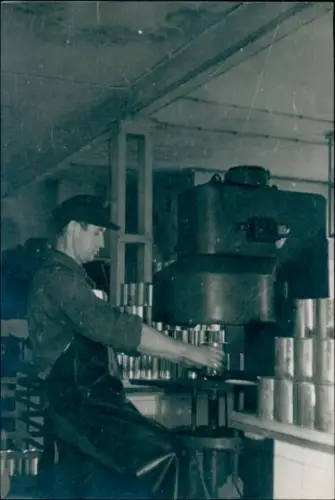 Foto Konservenfabrik Carl Schäfer Potsdam, Waisenstr. 48, heute Dortustr., Arbeiter, Abfüllmaschine