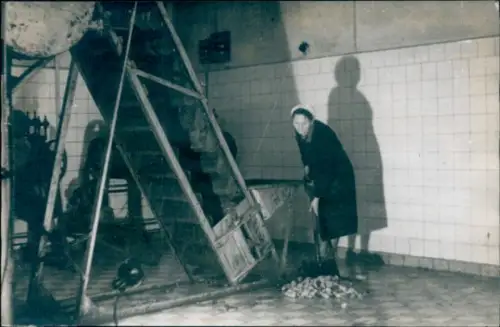 Foto Konservenfabrik Carl Schäfer Potsdam, Waisenstraße 48, heute Dortustr., Arbeiterin, Maschine
