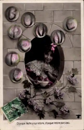 Ak Glückwunsch, Mädchen macht Seifenblasen