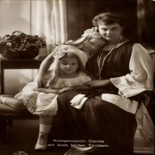 Ak Kronprinzessin Cecilie von Preußen mit ihren Töchtern, Prinzessin Alexandrine, Cecilie
