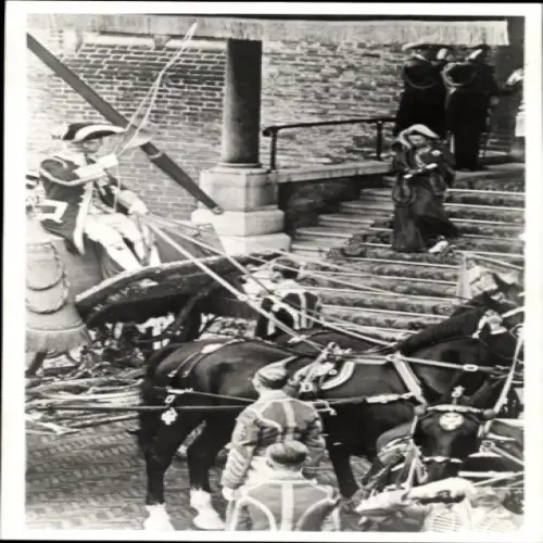 Ak H. M. Königin Juliana von der Niederlande, Kutsche