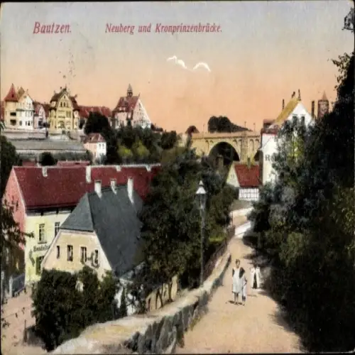 Ak Bautzen in der Oberlausitz,  Neuberg und Kronprinzenbrücke, hübsche Häuser, Personen auf dem W