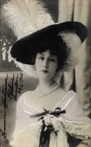 Ak Varieté Künstlerin, Portrait mit Hut, Reutlinger 981/82