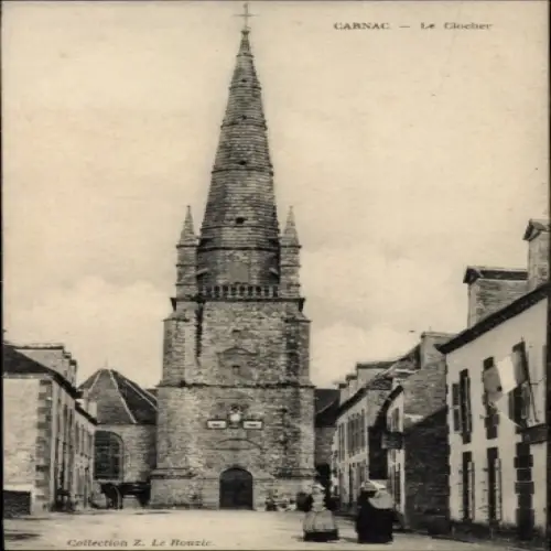 Ak Carnac Morbihan, Kirchturm, Gebäude, alte Architektur,  Stadt, Menschen in traditioneller Klei