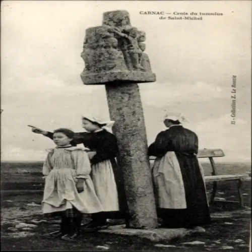 Ak Carnac Morbihan, Drei Frauen in traditioneller Kleidung, steinerner Kreuz mit Figur, Landschaf
