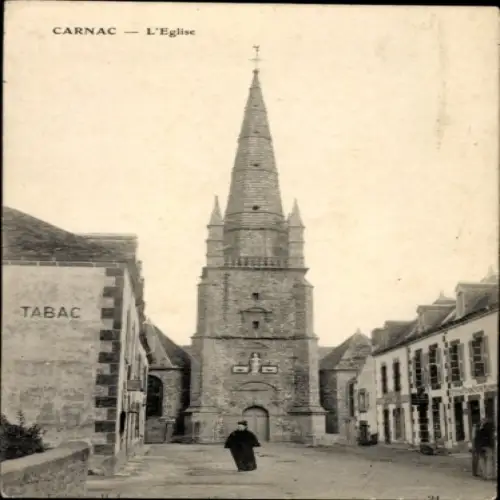 Ak Carnac Morbihan, Kirche mit spitzem Turm, einige Häuser, Tabac Schild
