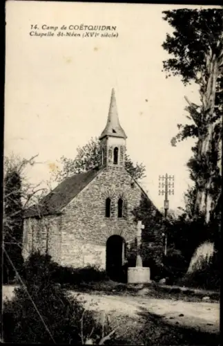Ak Camp de Coëtquidan Morbihan, Kapelle St-Néen, 16. Jahrhundert, Steinbau, ländliche Szenerie