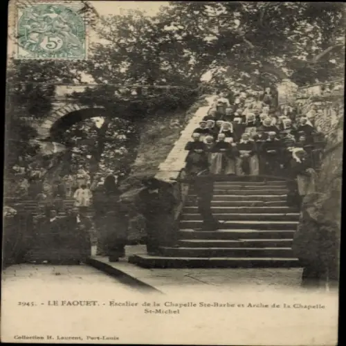 Ak Le Faouët Morbihan, Eingang zur Kapelle Ste-Barbe, Stufen, Kapelle St-Michel