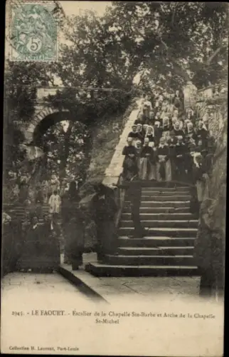 Ak Le Faouët Morbihan, Eingang zur Kapelle Ste-Barbe, Stufen, Kapelle St-Michel