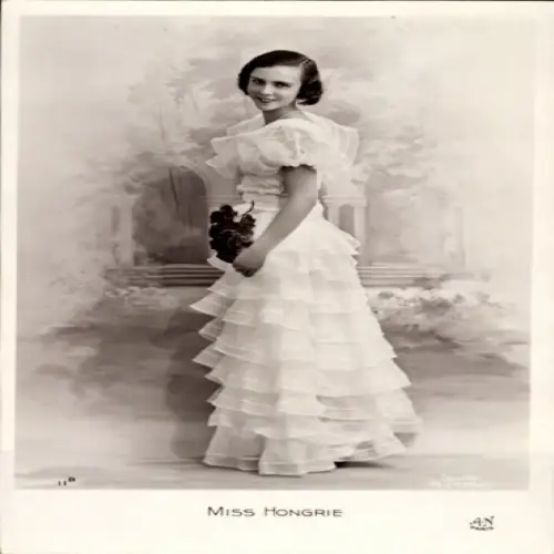Ak Miss Hongrie, Weißes Kleid, Frauenportrait, Blumen, Lächeln