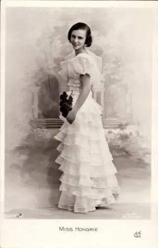 Ak Miss Hongrie, Weißes Kleid, Frauenportrait, Blumen, Lächeln
