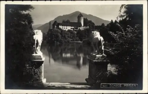 Ak Reith im Alpbachtal Tirol, Schloss Matzen, Schloss Matzen, Löwenstatuen, ruhiger See, Bergland